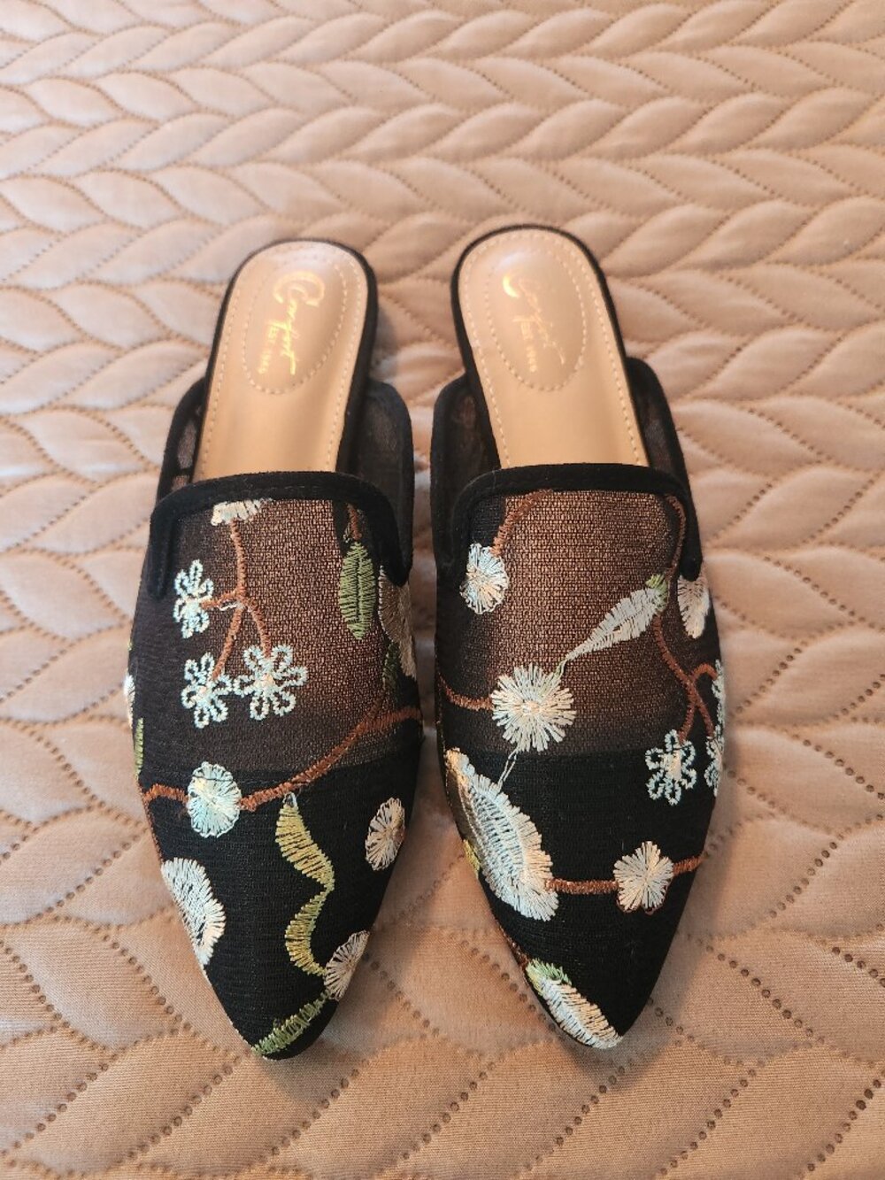 New without tags, Comfort embroidered flats, size 7